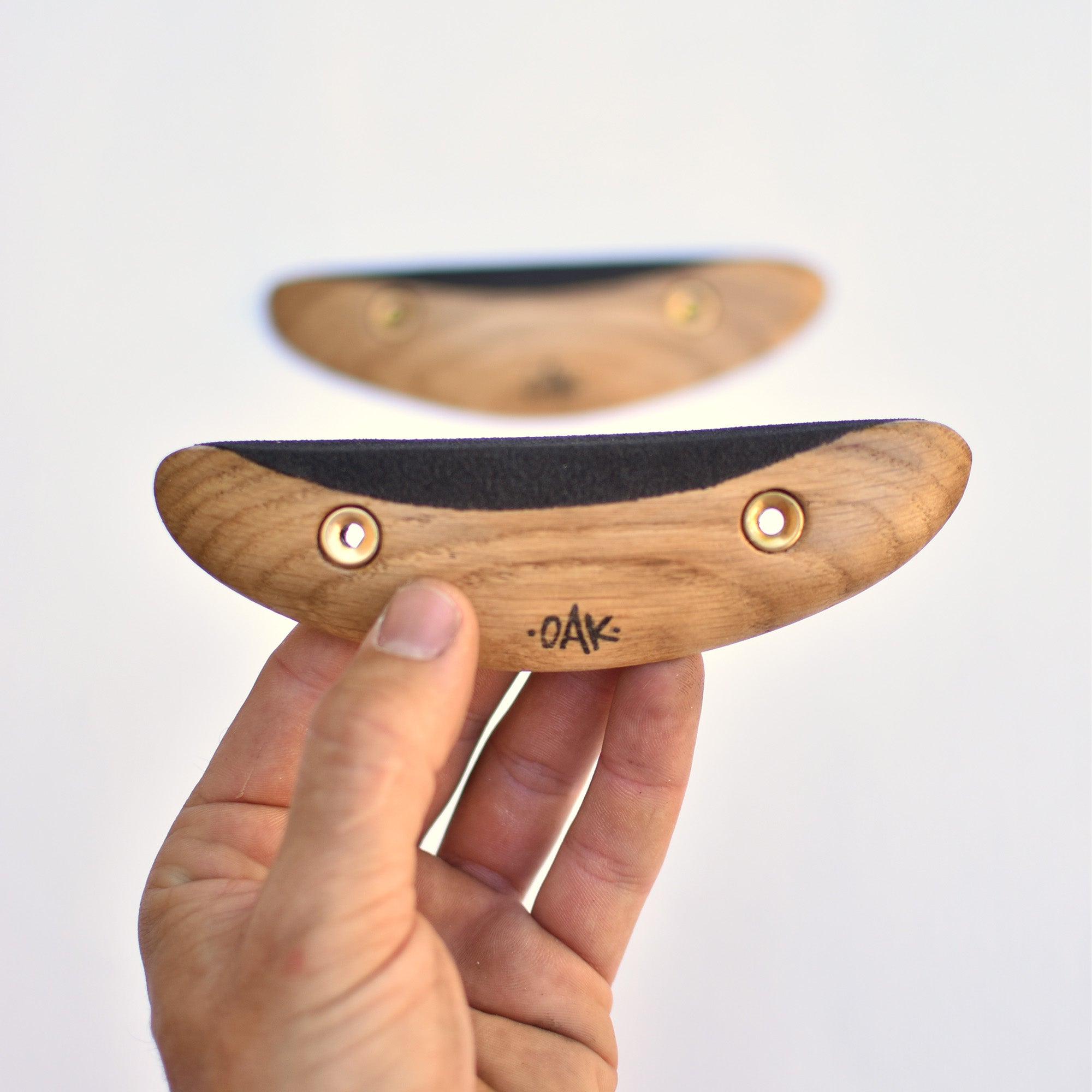 paire de prises d'escalade en bois, fabriquées en chêne et grip fin noir. réglettes à arquer