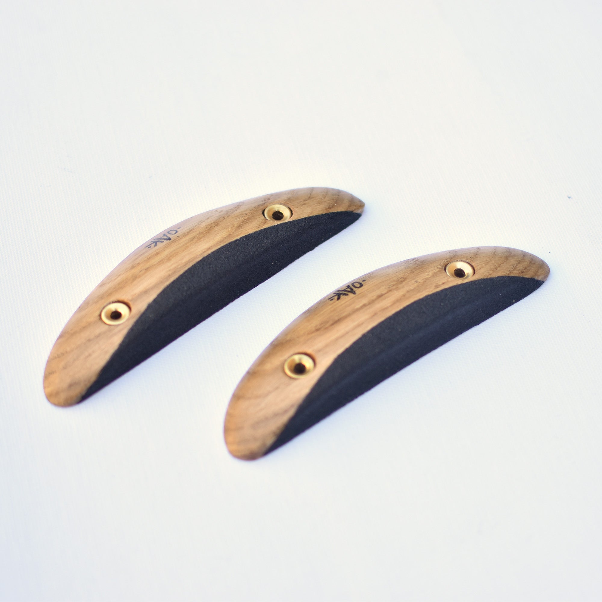 paire de prises d'escalade en bois, fabriquées en chêne et grip fin noir. réglettes à arquer