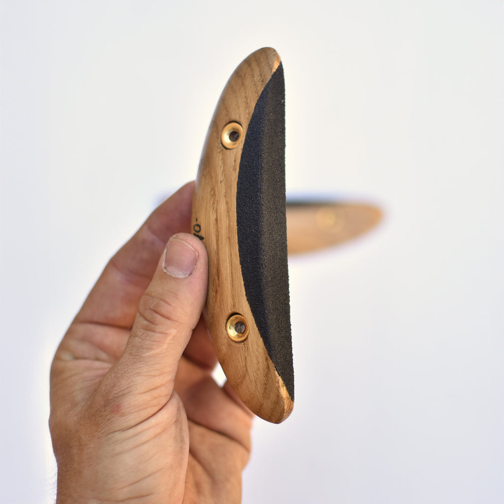 paire de prises d'escalade en bois, fabriquées en chêne et grip fin noir. réglettes à arquer