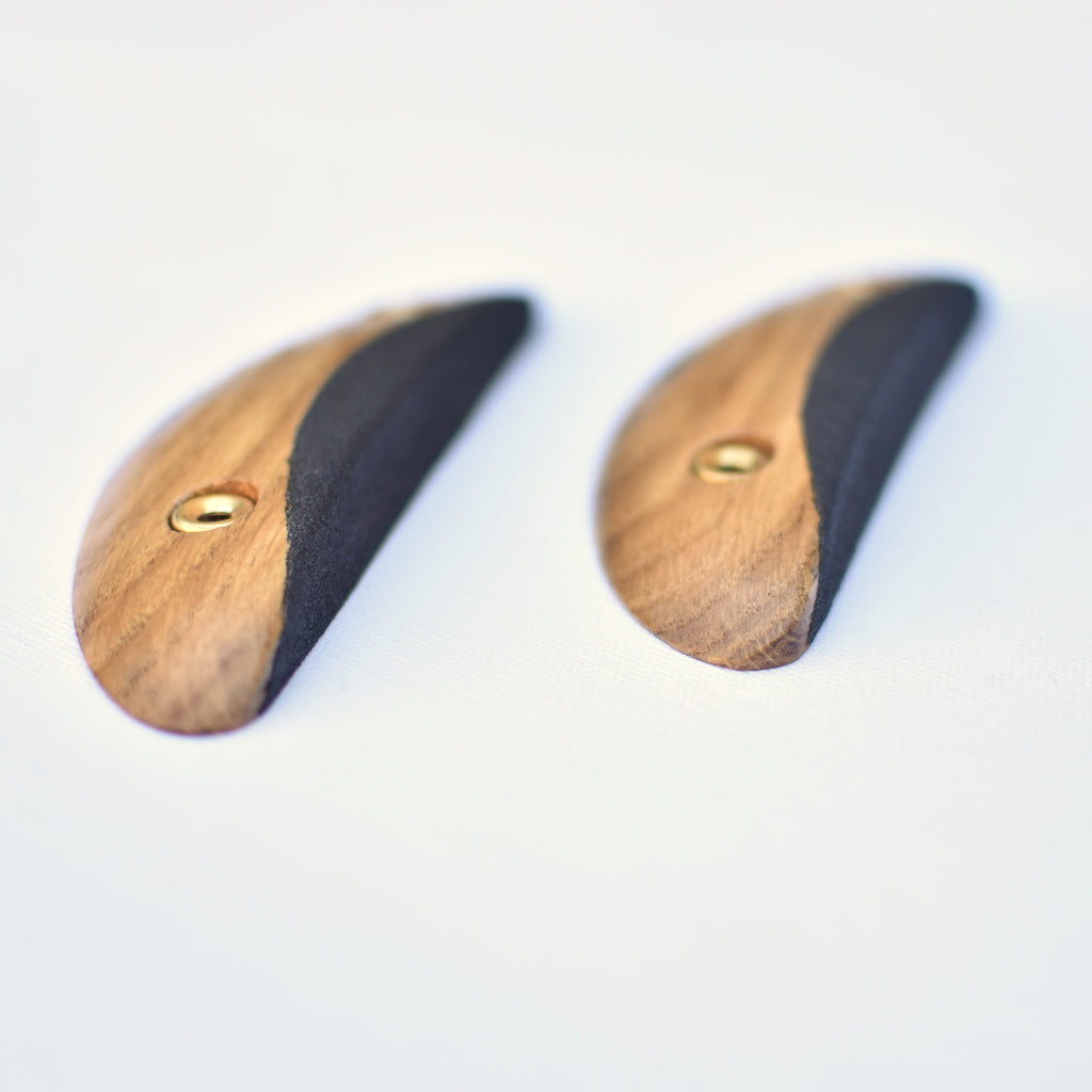 paire de prises d'escalade en bois, fabriquées en chêne et grip fin noir. réglettes à arquer