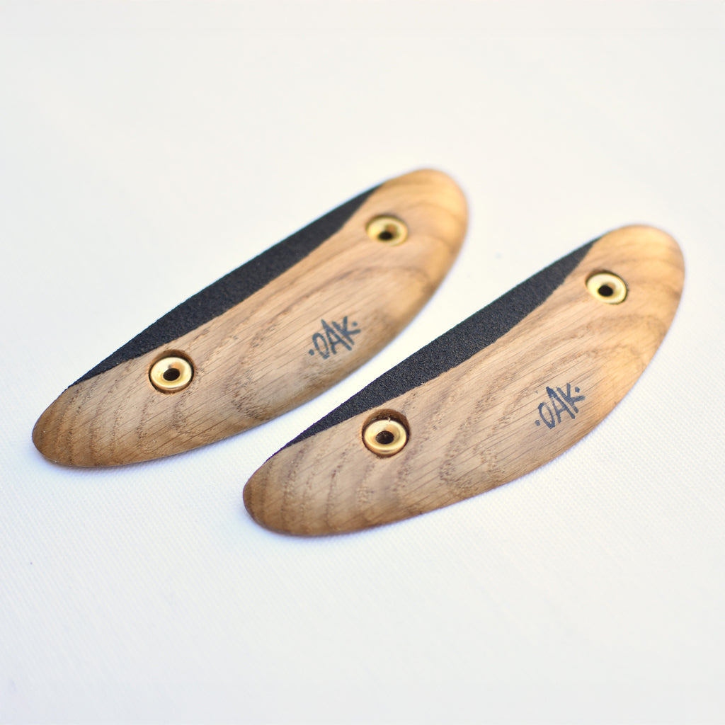 paire de prises d'escalade en bois, fabriquées en chêne et grip fin noir. réglettes à arquer