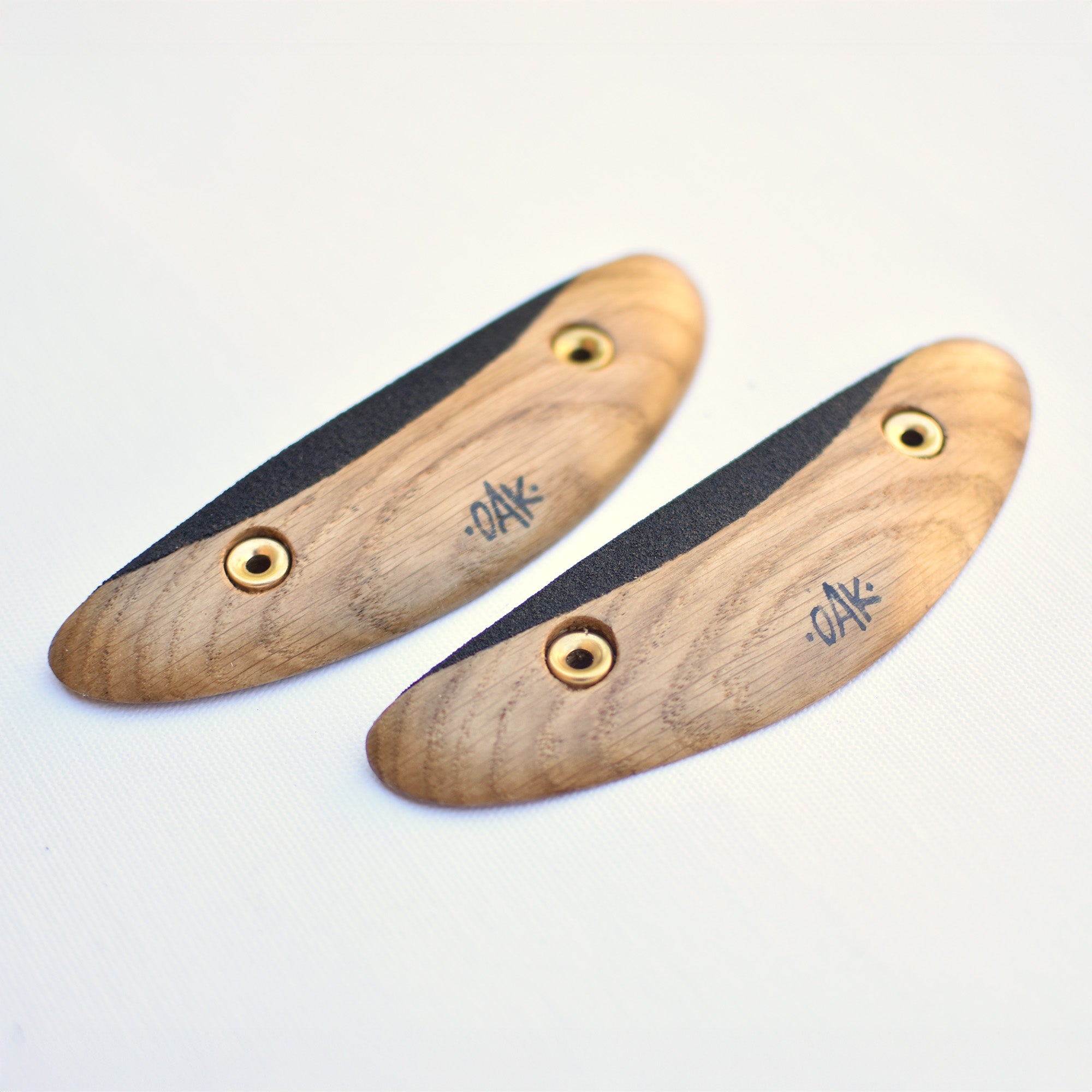 paire de prises d'escalade en bois, fabriquées en chêne et grip fin noir. réglettes à arquer