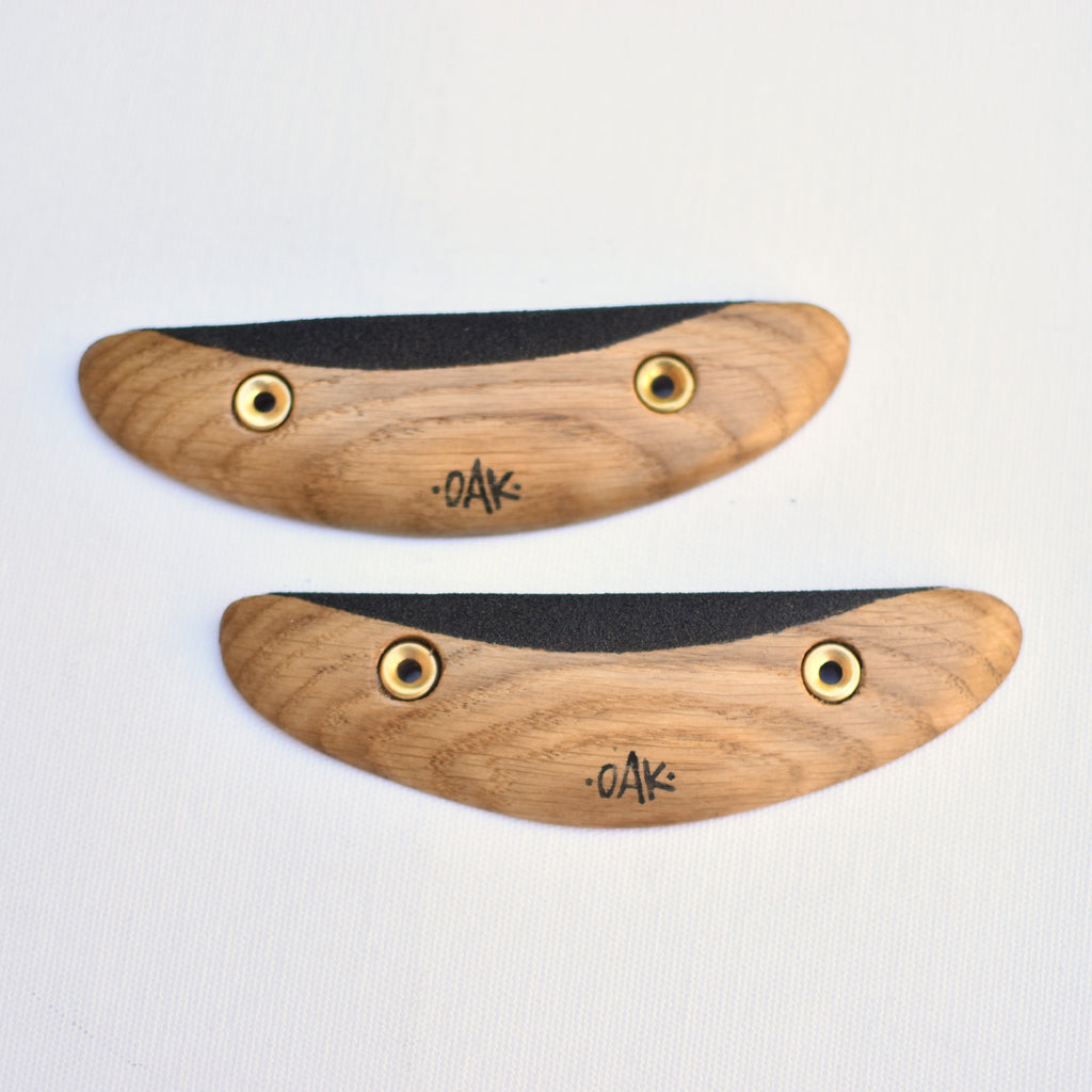 paire de prises d'escalade en bois, fabriquées en chêne et grip fin noir. réglettes à arquer