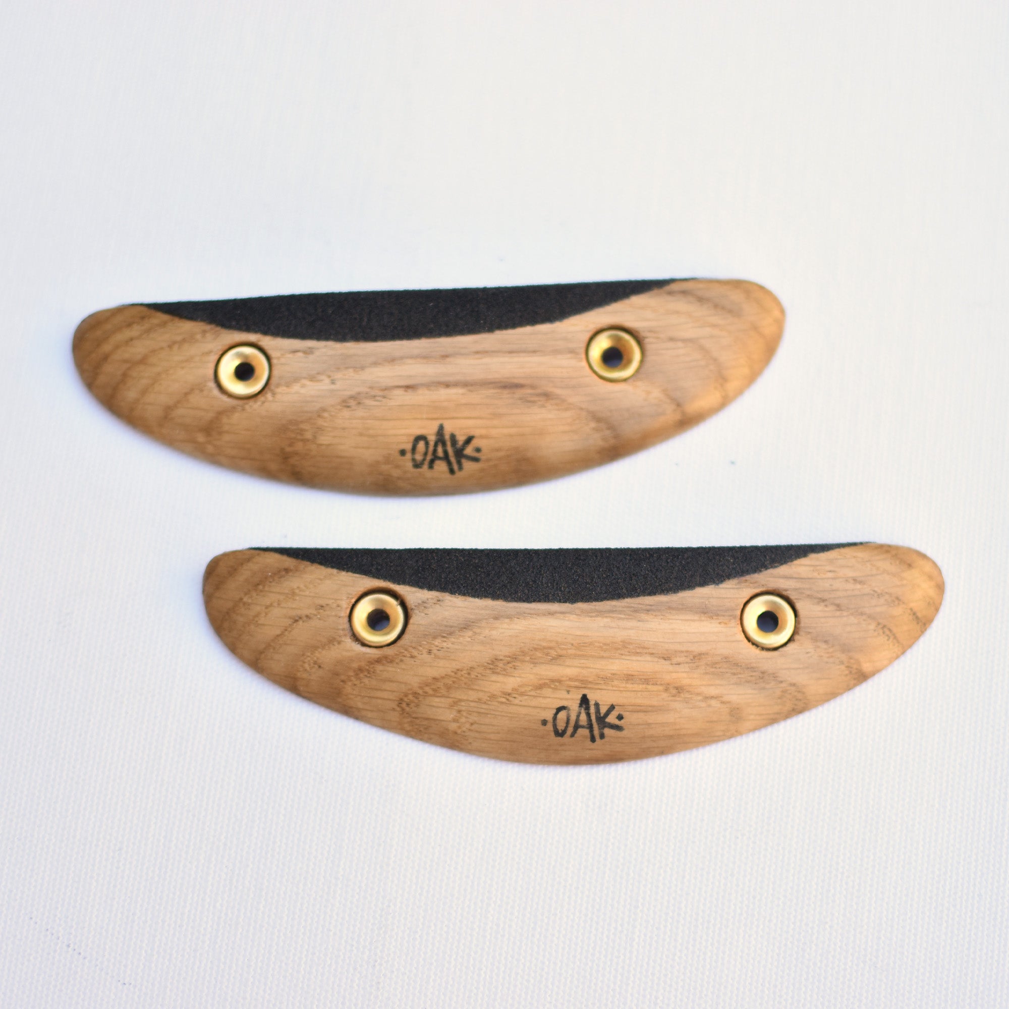 paire de prises d'escalade en bois, fabriquées en chêne et grip fin noir. réglettes à arquer