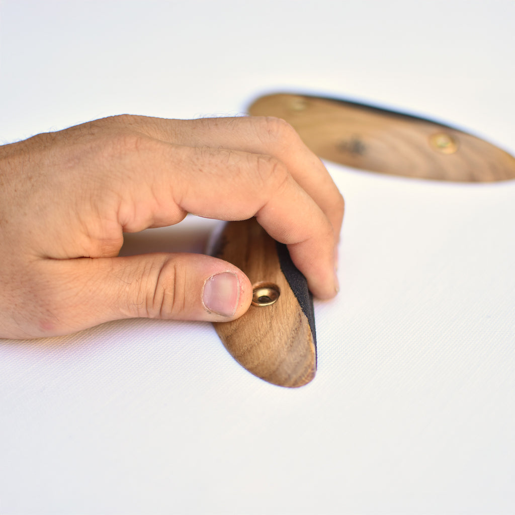 paire de prises d'escalade en bois, fabriquées en chêne et grip fin noir. réglettes à arquer